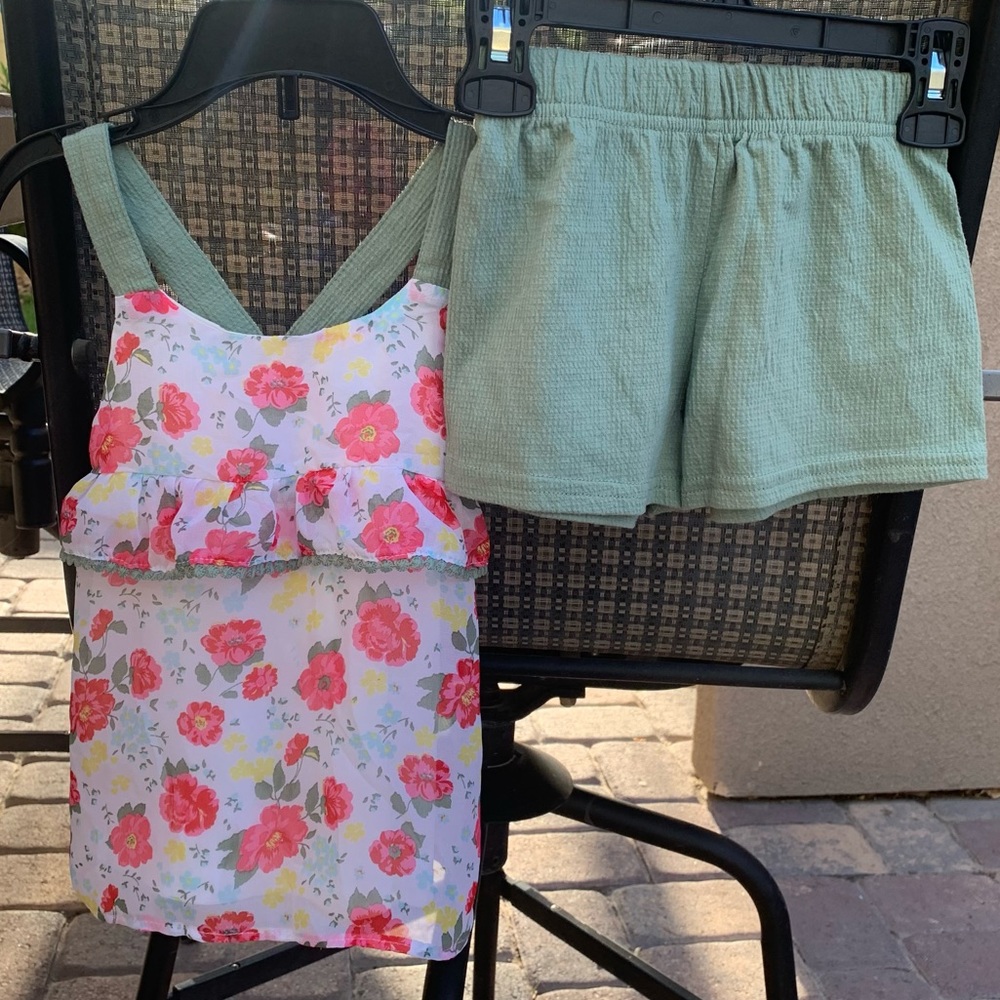 DaisyFuentes floral top w/ olive & matching shorts